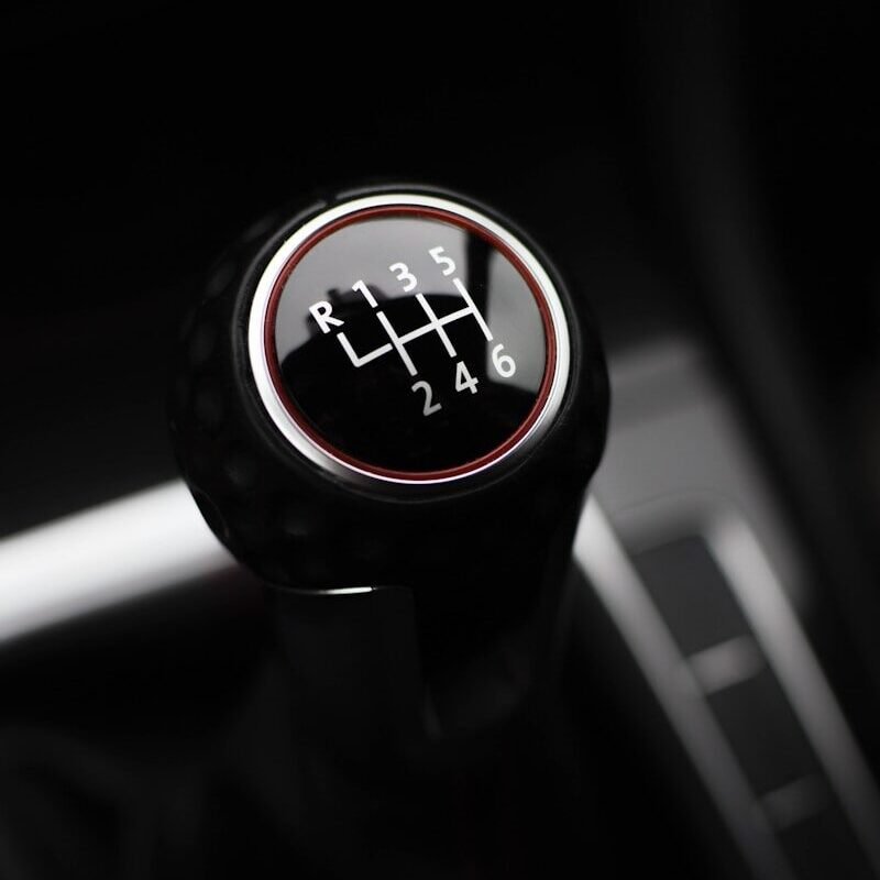 black gear-shirt lever close-up photography